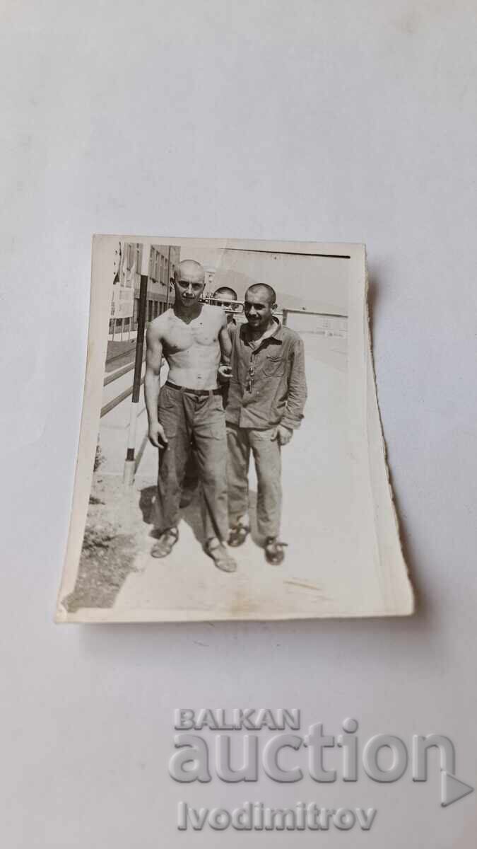 Fotografie Soldați dezbrăcați pe platou