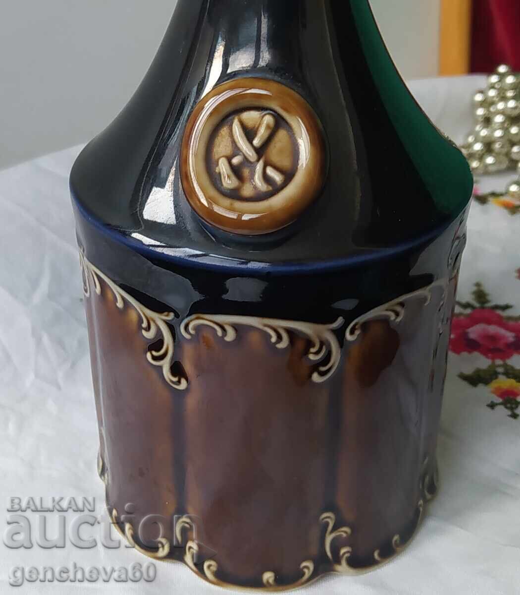 Παράδοση Όμορφη πορσελάνινη φιάλη καράφα