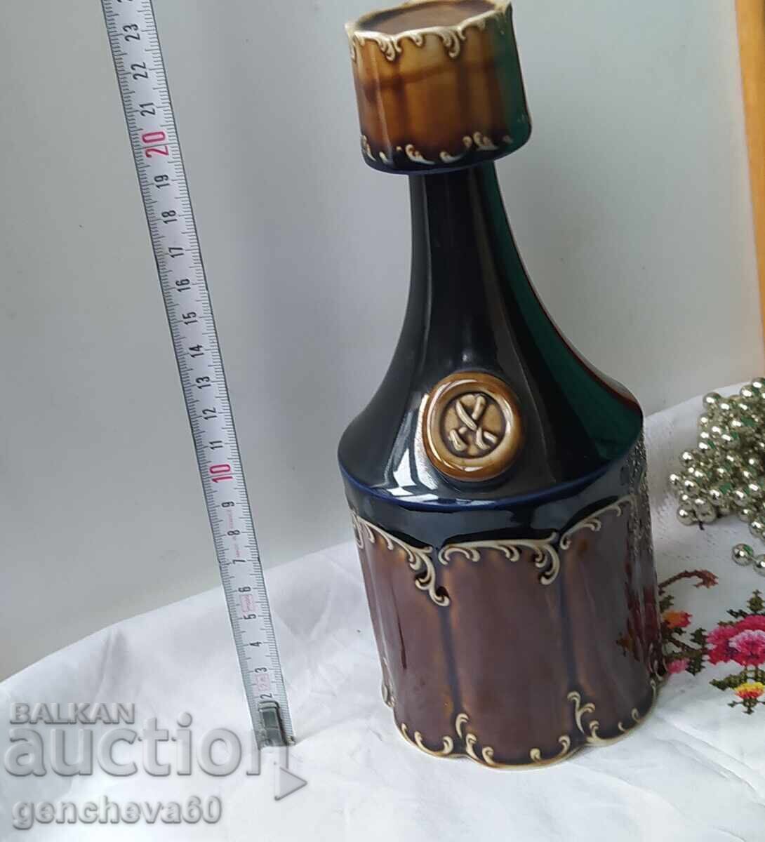 Όμορφη πορσελάνινη φιάλη καράφα