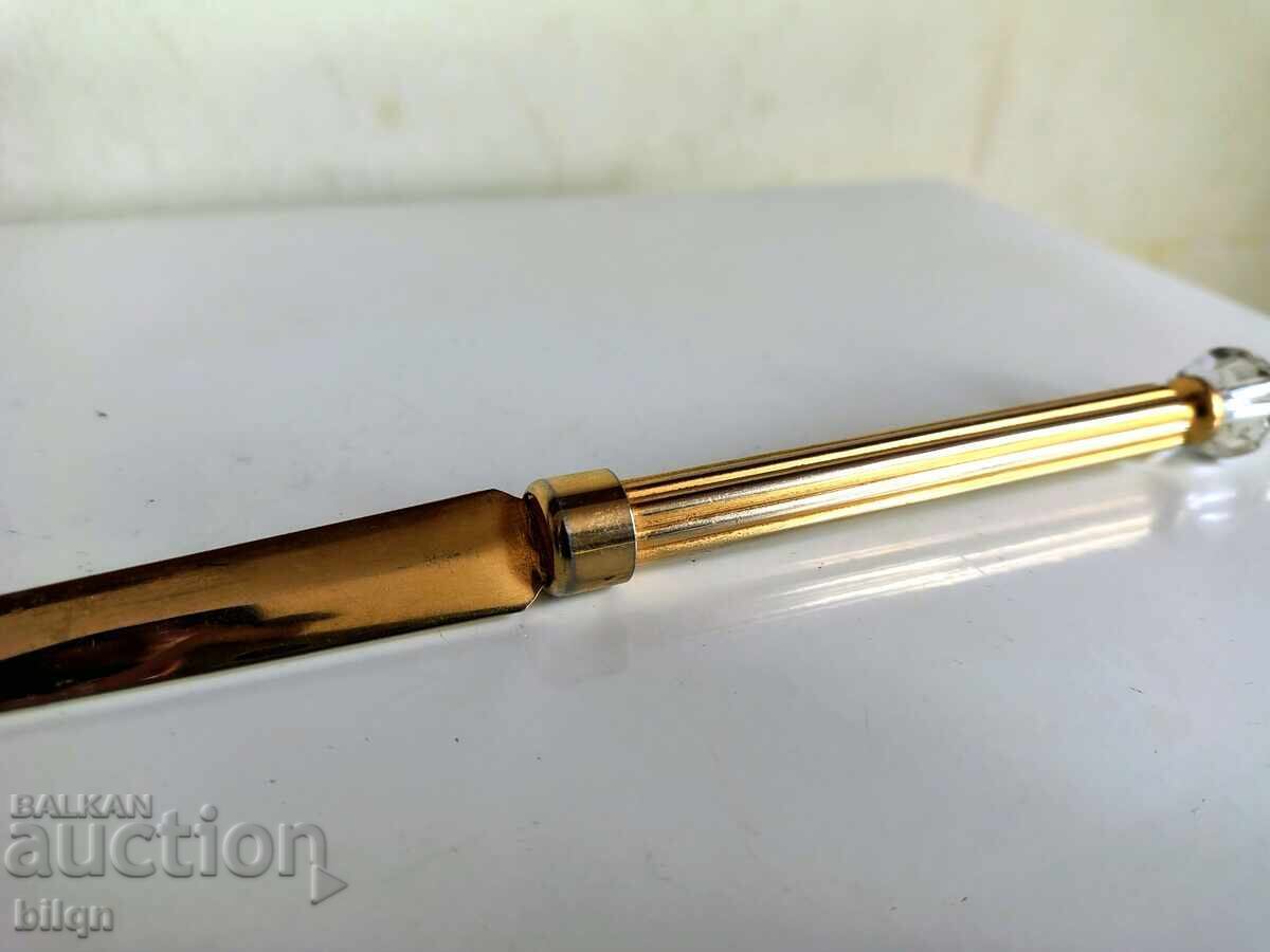 Livrarea Un cuțit de scrisori foarte frumos