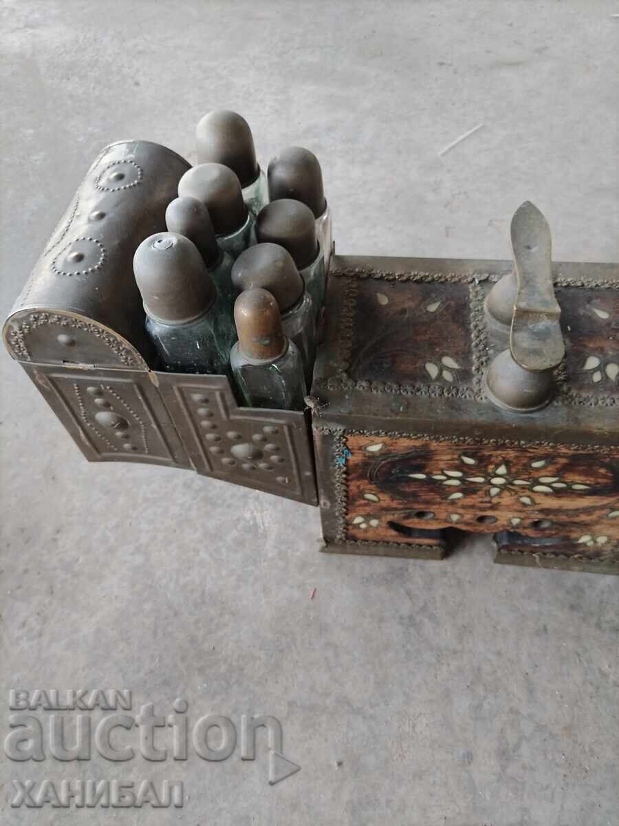 Livrarea CUTIE VECHE DE CERUIT CU MĂRGELE DE NACRU Livrarea CUTIE VECHE DE CERUIT CU MĂRGELE DE NACRU