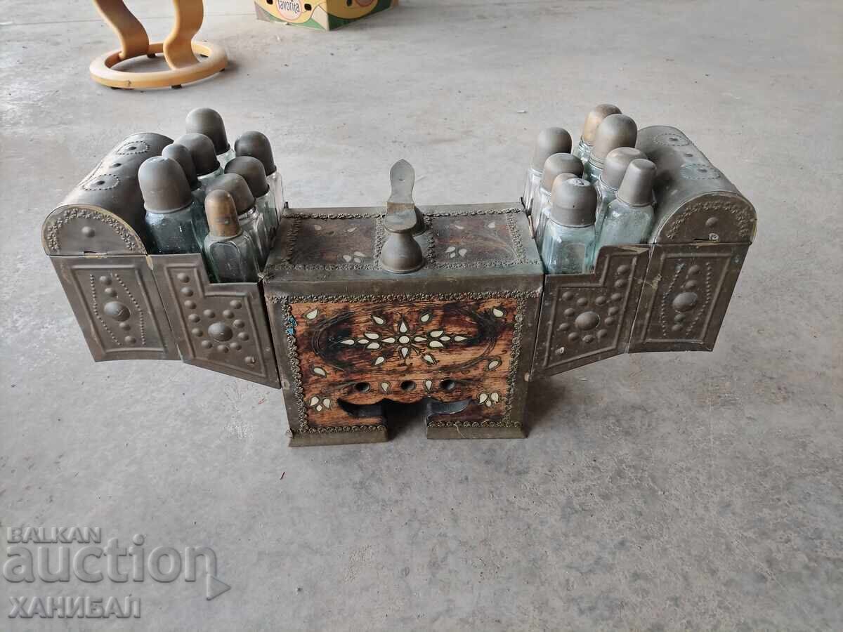 CUTIE VECHE DE CERUIT CU MĂRGELE DE NACRU CUTIE VECHE DE CERUIT CU MĂRGELE DE NACRU