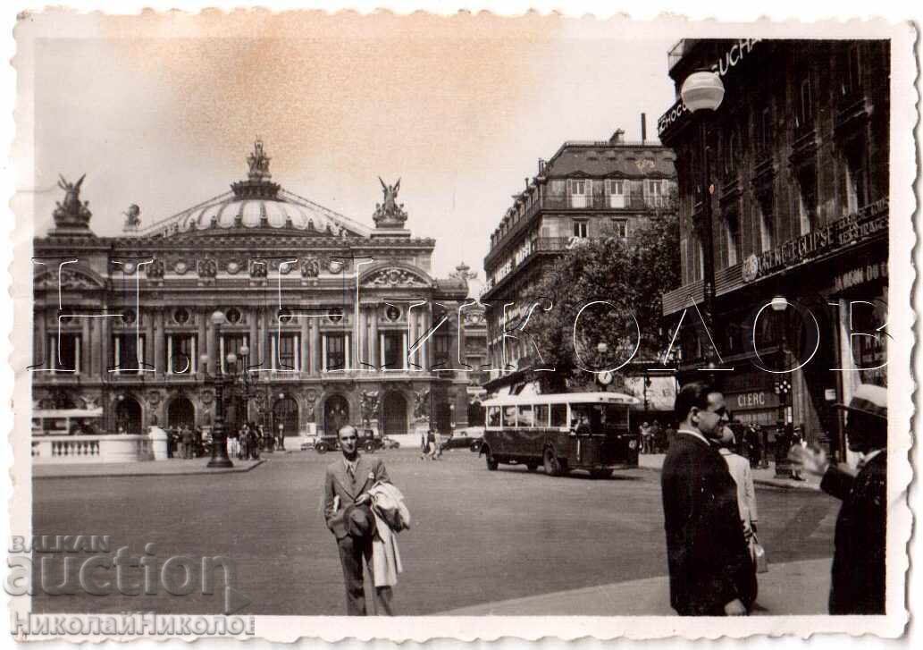 1937 FOTOGRAFIE MICĂ VECHE PARIS BULGAR ÎN FAȚA OPerei D624