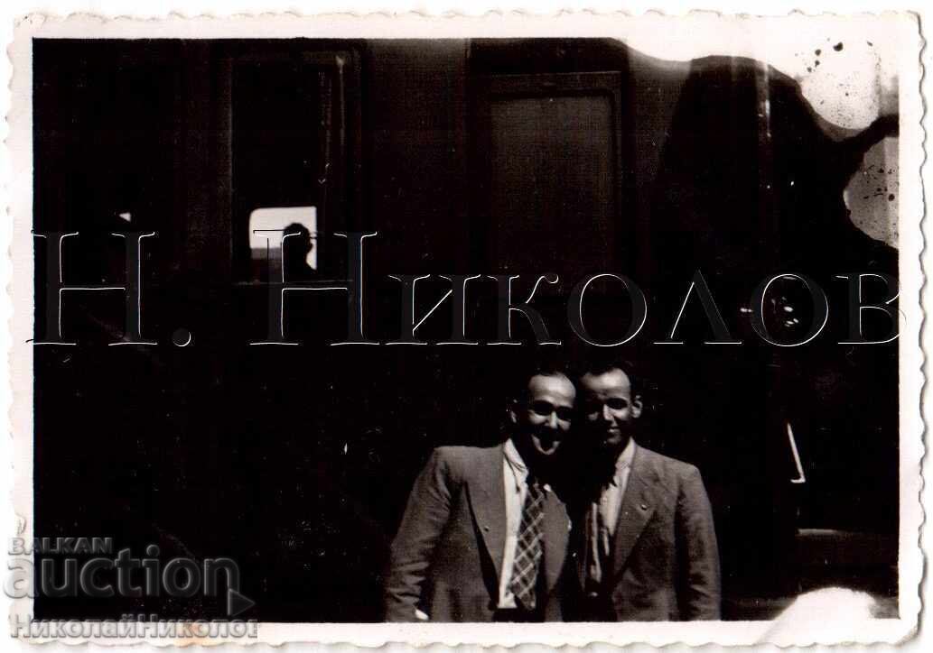 1937 ΜΙΚΡΗ ΠΑΛΙΑ ΦΩΤΟΓΡΑΦΙΑ ΛΟΖΑΝ ΒΑΛΤΣΕΦ ΣΤΟΝ ΣΤΑΘΜΟ ΛΙΟΥΜΠΛΙΑΝΑ Δ627 1937 ΜΙΚΡΗ ΠΑΛΙΑ ΦΩΤΟΓΡΑΦΙΑ ΛΟΖΑΝ ΒΑΛΤΣΕΦ ΣΤΟΝ ΣΤΑΘΜΟ ΛΙΟΥΜΠΛΙΑΝΑ Δ627