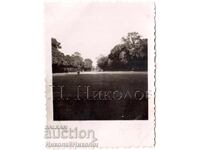 1937 МАЛКА СТАРА СНИМКА ПАРИЖ БЪЛГАРИ В БУЛОНСКИЯ ЛЕС Д635