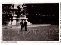 1937 Small Old Photo Paris Bulgarians in Front of the Louvre D636