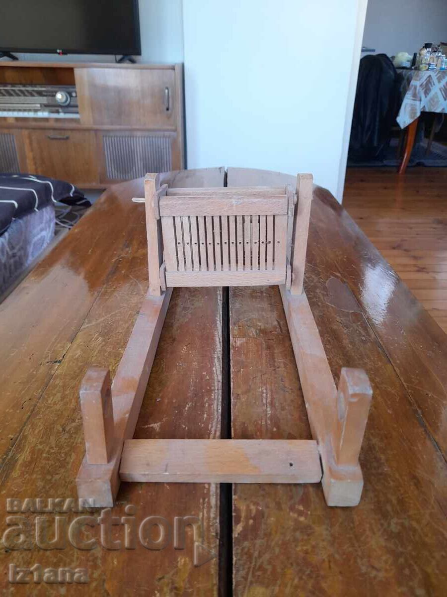 Vechi stativ de țesut pentru copii cu preț 11.00 BGN | € 5.62 Vechi stativ de țesut pentru copii cu preț 11.00 BGN | € 5.62