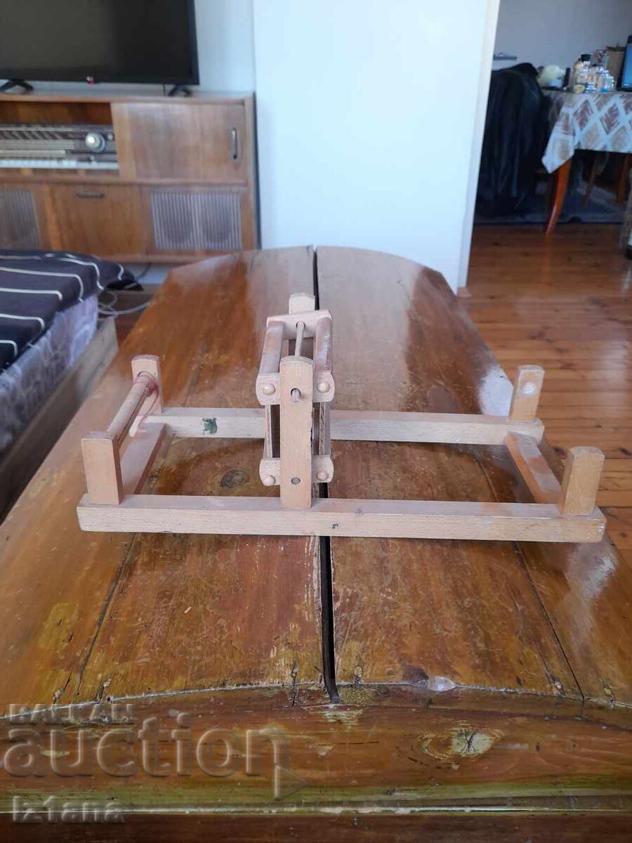 Licitație Vechi stativ de țesut pentru copii Licitație Vechi stativ de țesut pentru copii