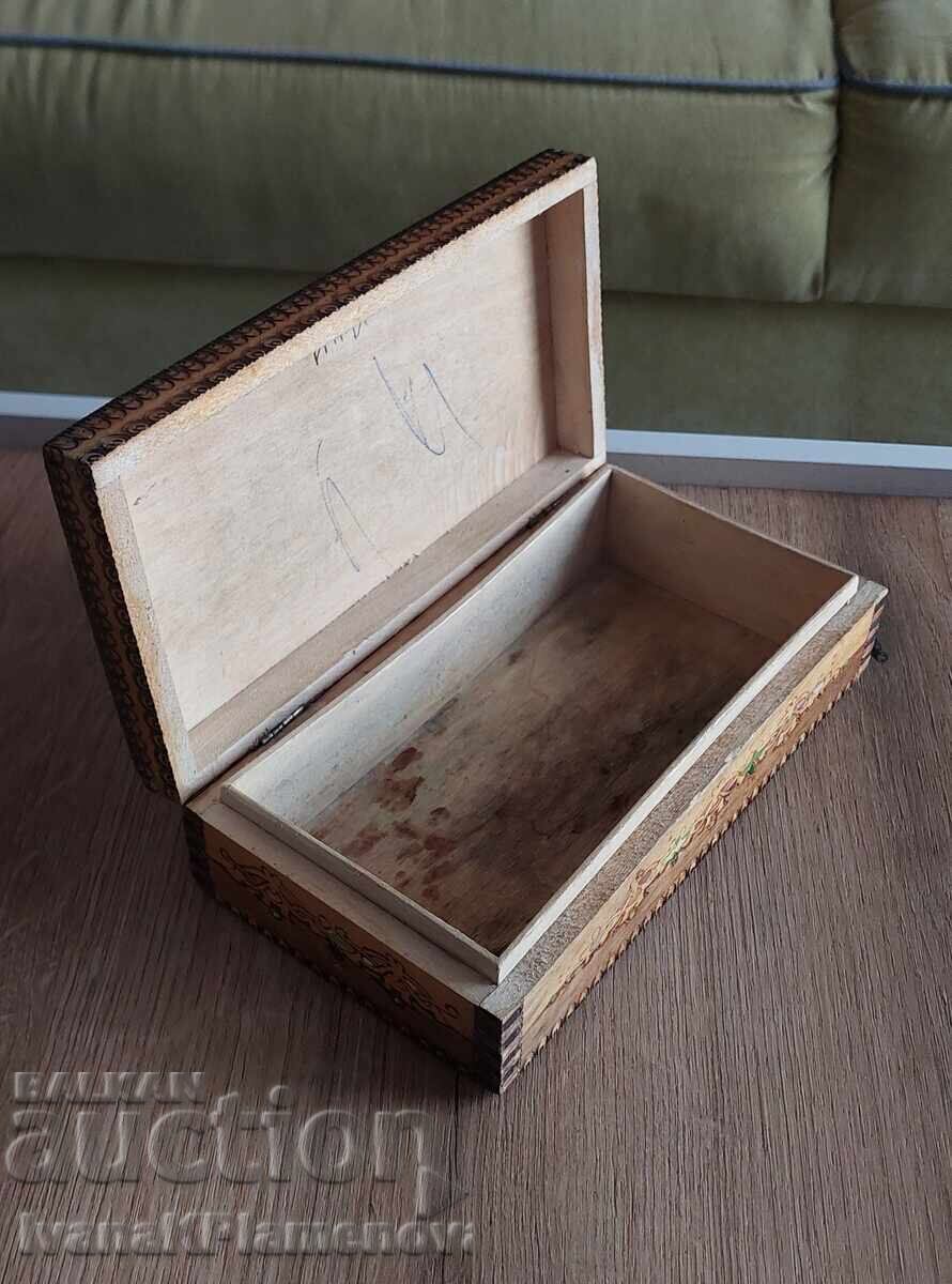 Δημοπρασία Πυρογραφημένο ξύλινο κουτί για συλλέκτες