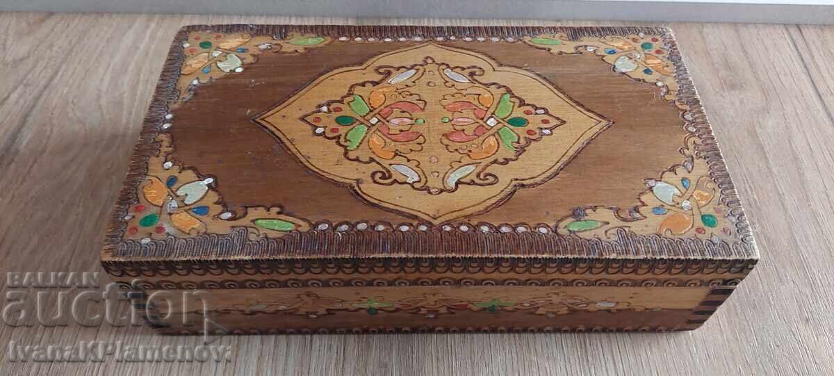 Πυρογραφημένο ξύλινο κουτί για συλλέκτες