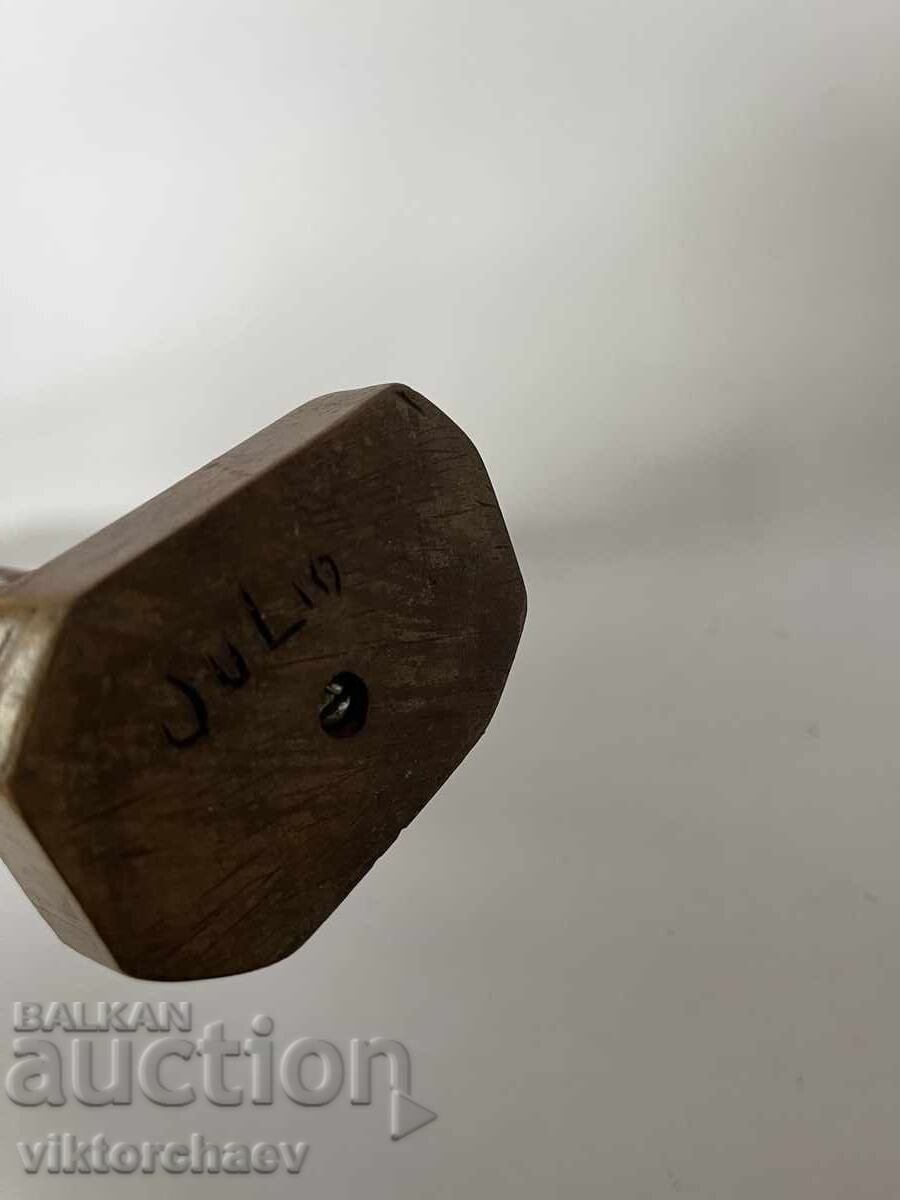 Statuetă sculptată în lemn semnată Julio cu preț 80.00 BGN | € 40.90