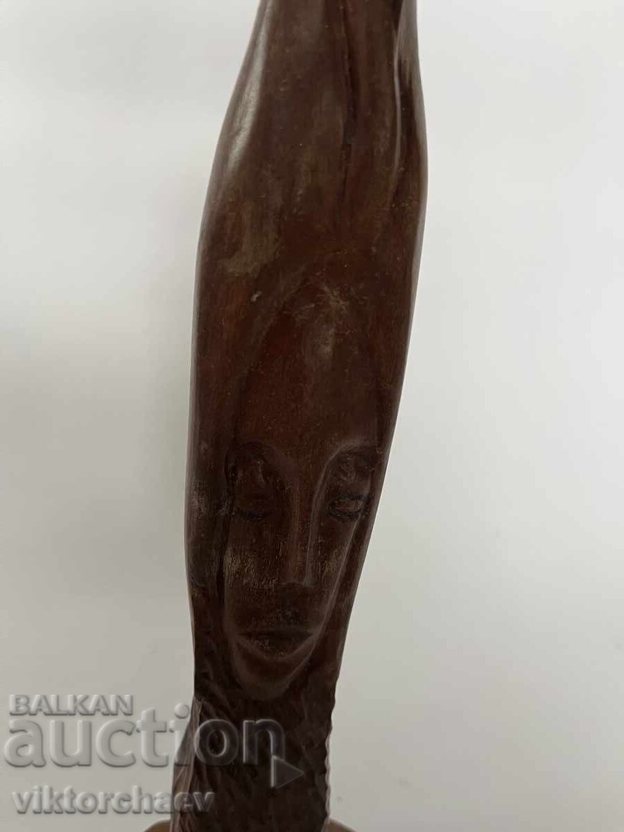 Livrarea Statuetă sculptată în lemn semnată Julio