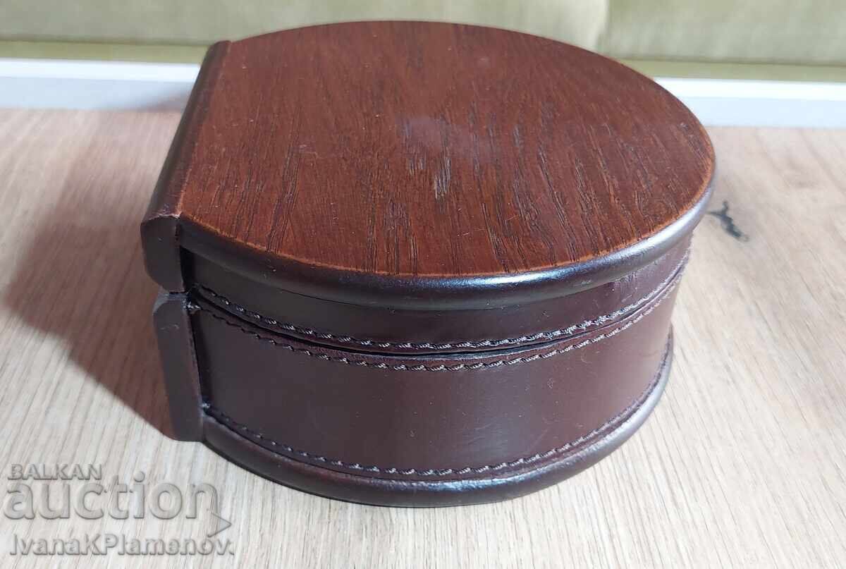 Auction Wooden and Leather Box for Connoisseurs, Excellent Auction Wooden and Leather Box for Connoisseurs, Excellent