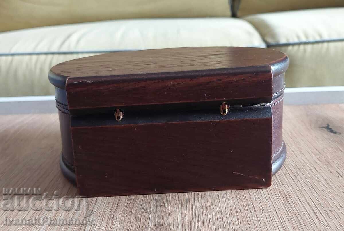 Wooden and Leather Box for Connoisseurs, Excellent - 5 Wooden and Leather Box for Connoisseurs, Excellent - 5