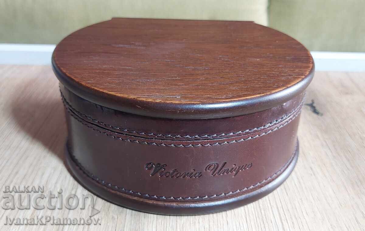 Wooden and Leather Box for Connoisseurs, Excellent Wooden and Leather Box for Connoisseurs, Excellent
