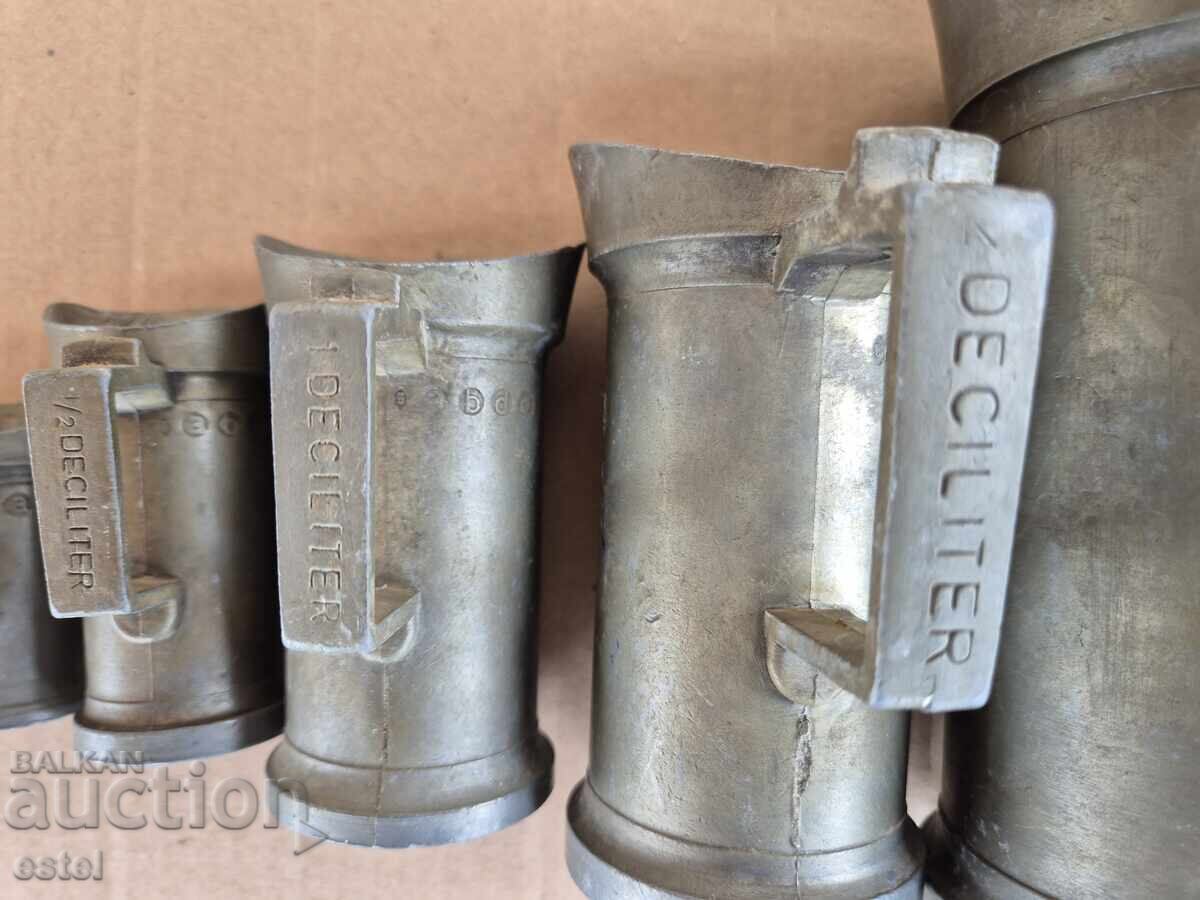 Δημοπρασία Σετ παλαιών μέτρων υγρών Δημοπρασία Σετ παλαιών μέτρων υγρών