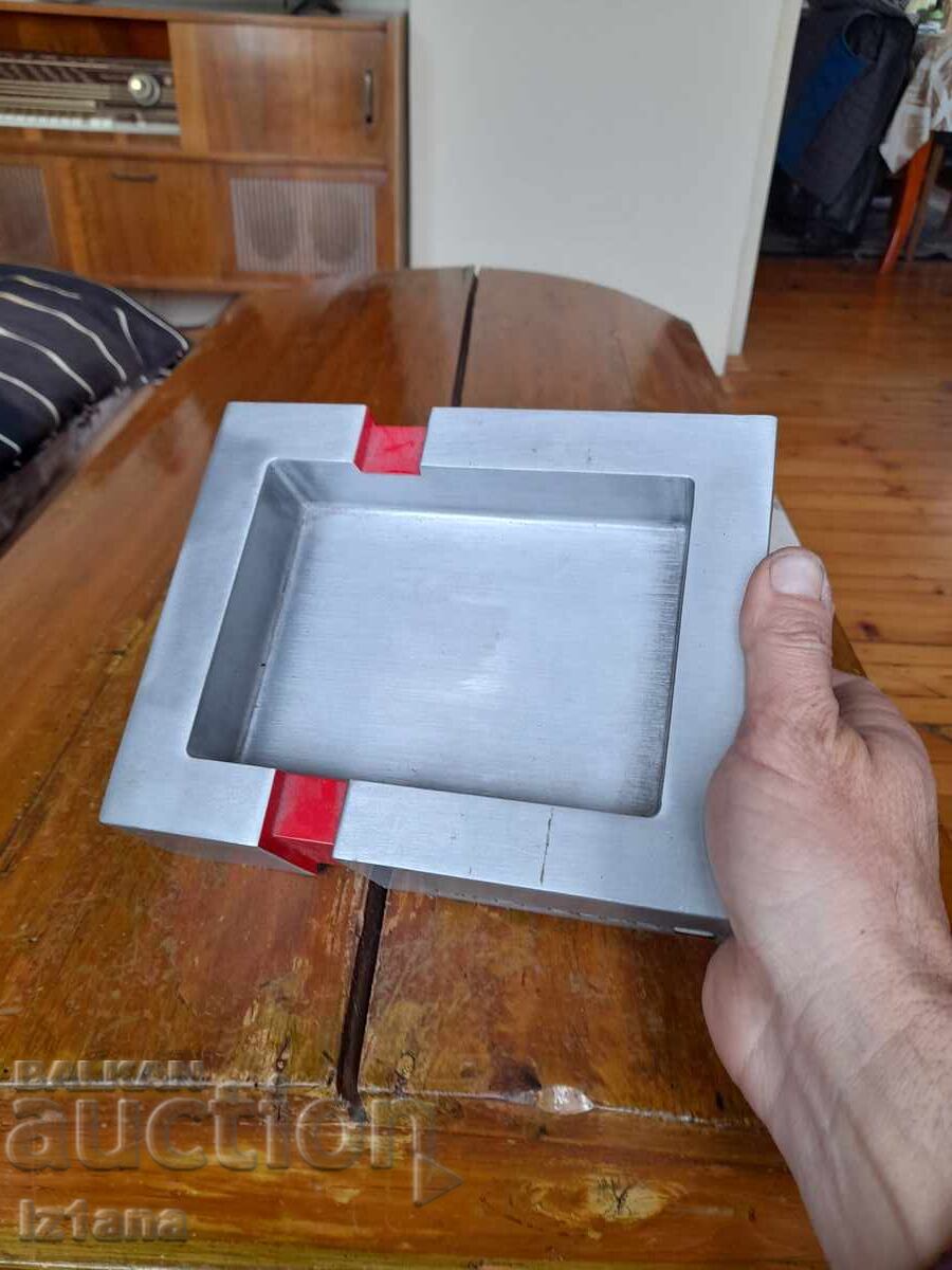 Delivery of Old Marlboro ashtray Delivery of Old Marlboro ashtray