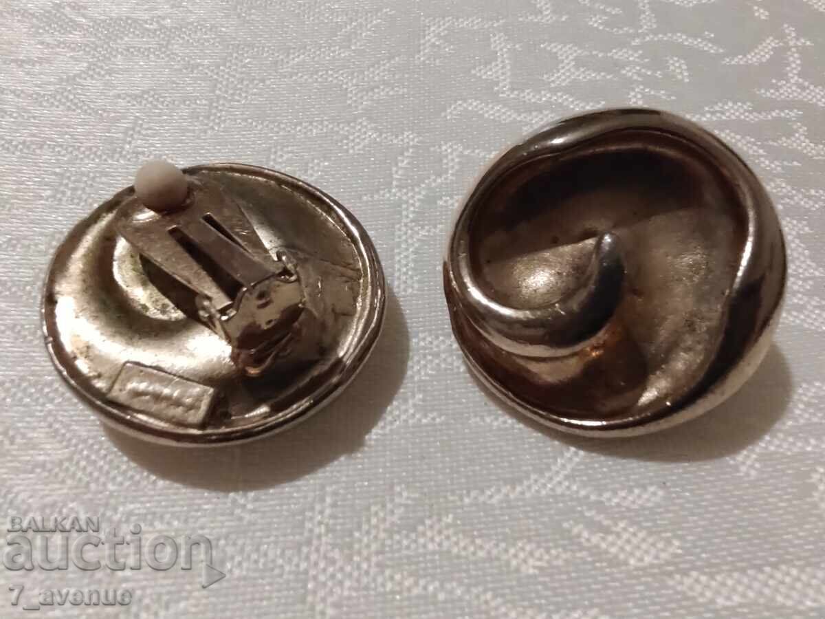 Cercei - clips, anii '70, frumoși, eleganți, cosmici 27.03.25 cu preț 49.00 BGN | € 25.05 Cercei - clips, anii '70, frumoși, eleganți, cosmici 27.03.25 cu preț 49.00 BGN | € 25.05