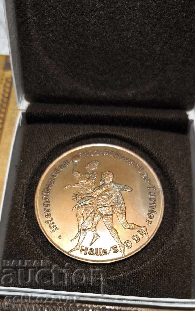 Plachetă RDG Sport Volei 1988 Bronz ! cu preț 16.00 BGN | € 8.18 Plachetă RDG Sport Volei 1988 Bronz ! cu preț 16.00 BGN | € 8.18