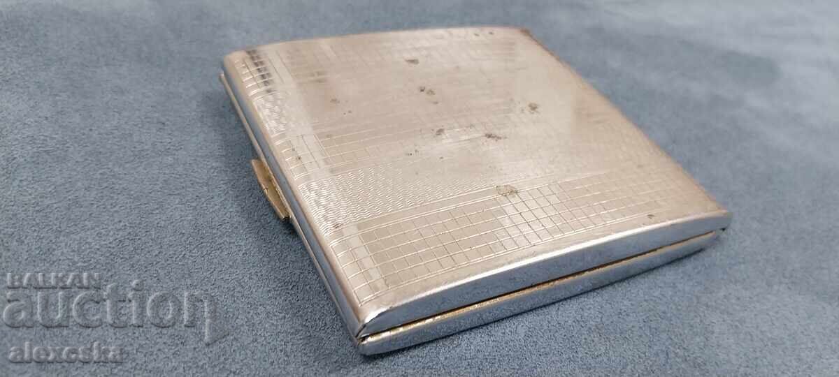 Auction  Metal snuffbox