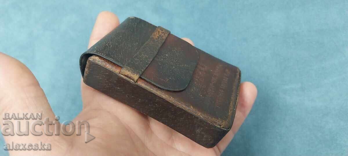 Licitație Tabacheră din piele - "DZU" Licitație Tabacheră din piele - "DZU"