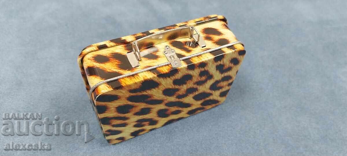 Δημοπρασία Μεταλλική ταμπακέρα - "Κουτί" Δημοπρασία Μεταλλική ταμπακέρα - "Κουτί"