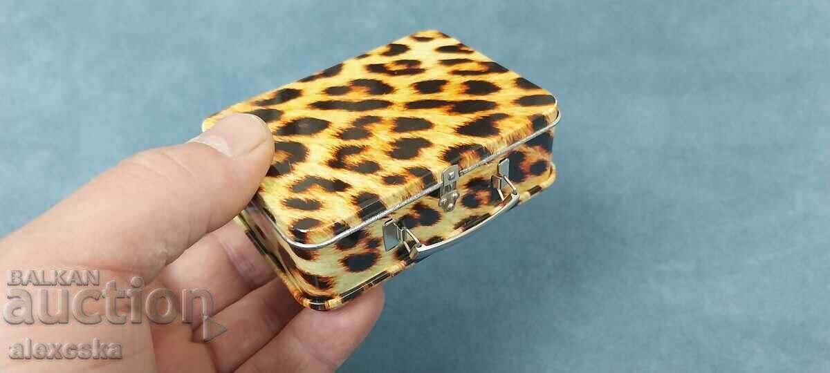 Παράδοση Μεταλλική ταμπακέρα - "Κουτί" Παράδοση Μεταλλική ταμπακέρα - "Κουτί"