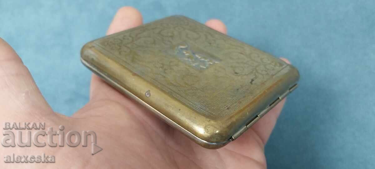 A collector's snuff box - 7 A collector's snuff box - 7