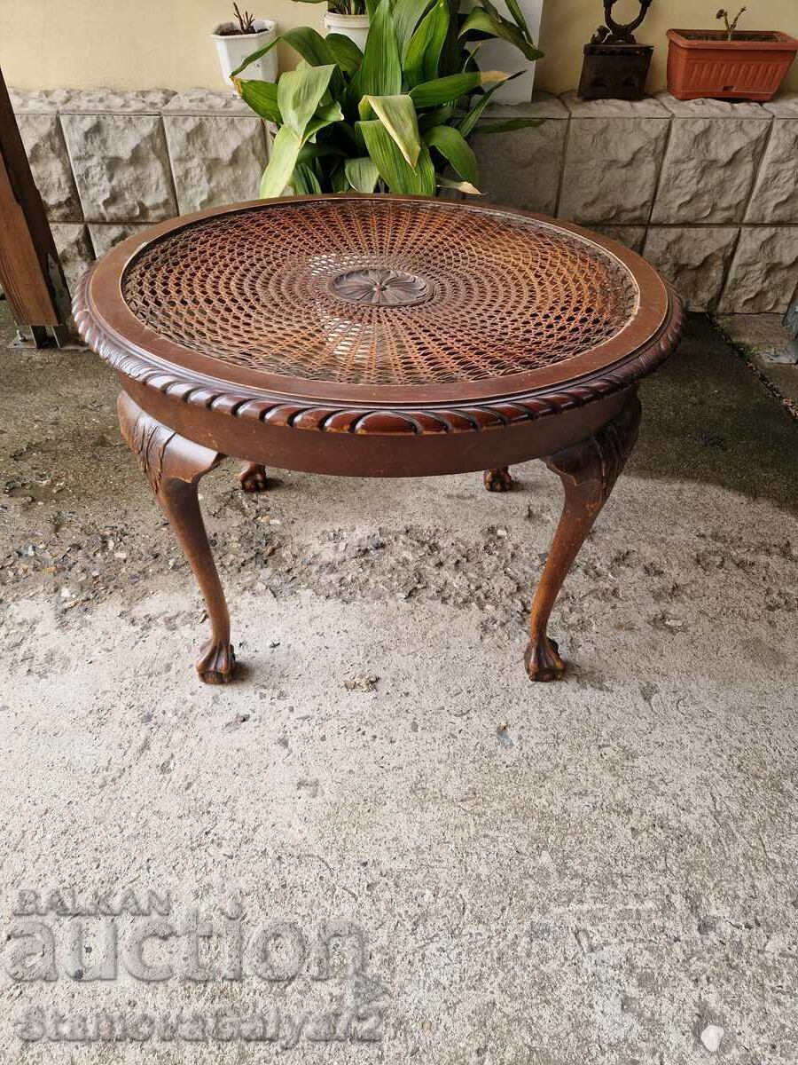 Măsuță antică unică Chippendale, lemn masiv, ratan cu preț 455.00 BGN | € 232.64 Măsuță antică unică Chippendale, lemn masiv, ratan cu preț 455.00 BGN | € 232.64