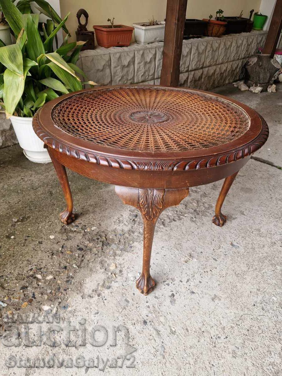 Livrarea Măsuță antică unică Chippendale, lemn masiv, ratan Livrarea Măsuță antică unică Chippendale, lemn masiv, ratan