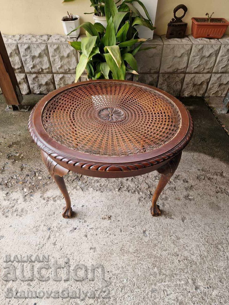 Măsuță antică unică Chippendale, lemn masiv, ratan Măsuță antică unică Chippendale, lemn masiv, ratan