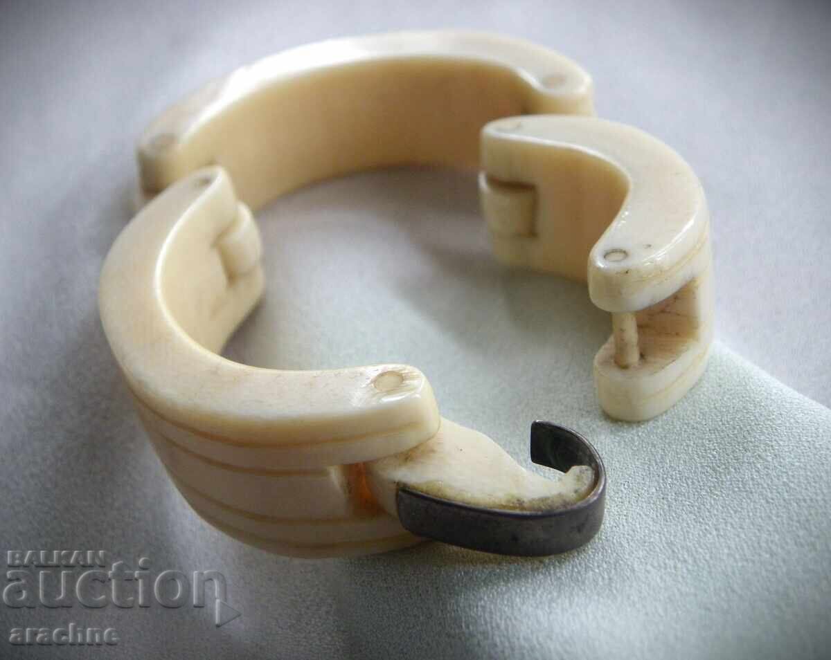 Антикварна,съчленена гривна от слонова кост с цена € 72.00 | 140.82 лв.