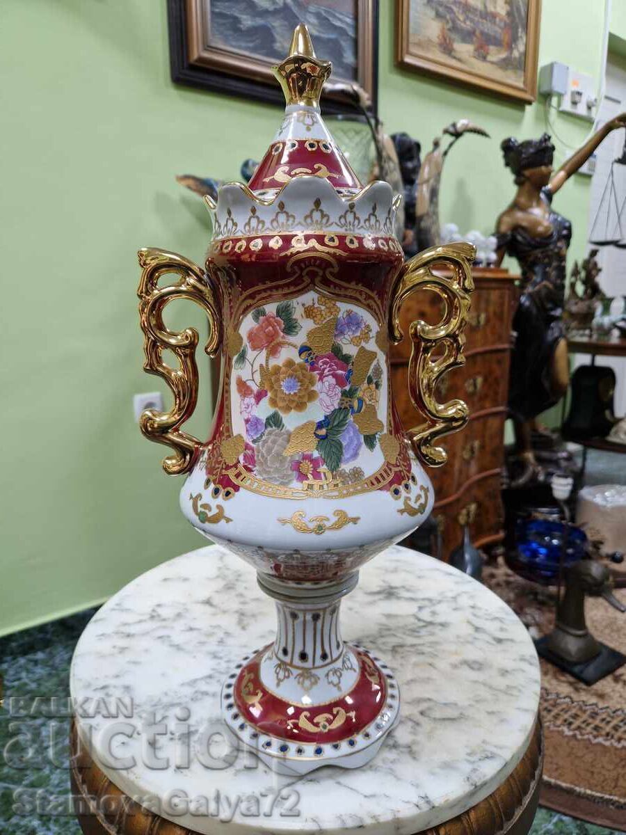 A beautiful antique Chinese porcelain vase with price € 100.72 | 196.99 BGN