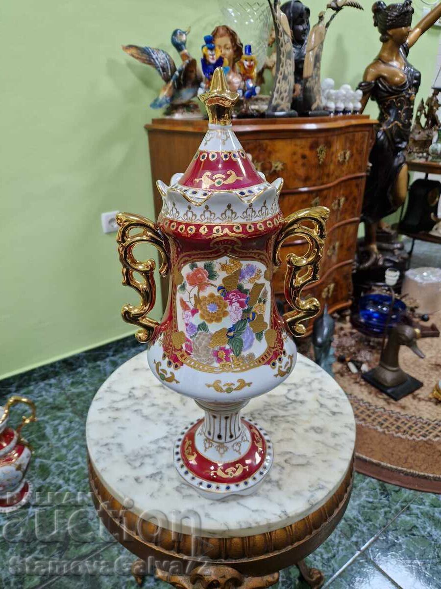 Auction A beautiful antique Chinese porcelain vase Auction A beautiful antique Chinese porcelain vase