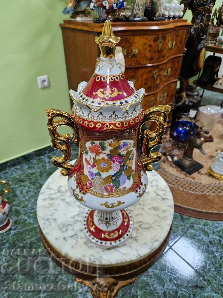 Delivery of A beautiful antique Chinese porcelain vase Delivery of A beautiful antique Chinese porcelain vase