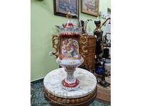 O frumoasă vază antică din porțelan chinezesc