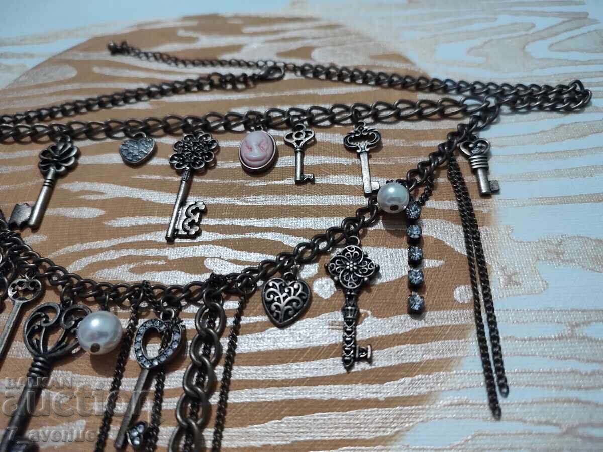 Auction  Necklace, stylish and charming with a gem/cameo, key, and more 30.03.2025