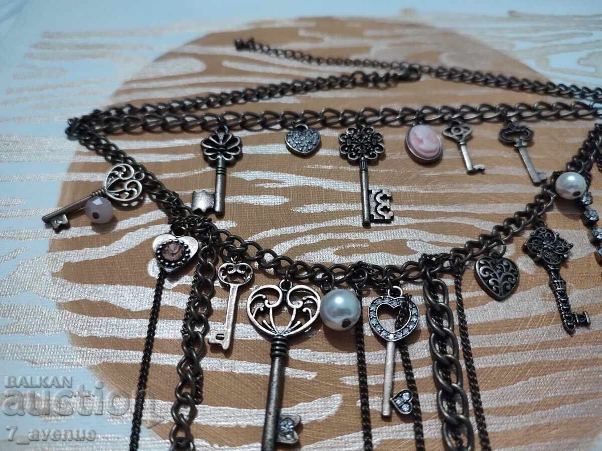 Delivery of Necklace, stylish and charming with a gem/cameo, key, and more 30.03.2025