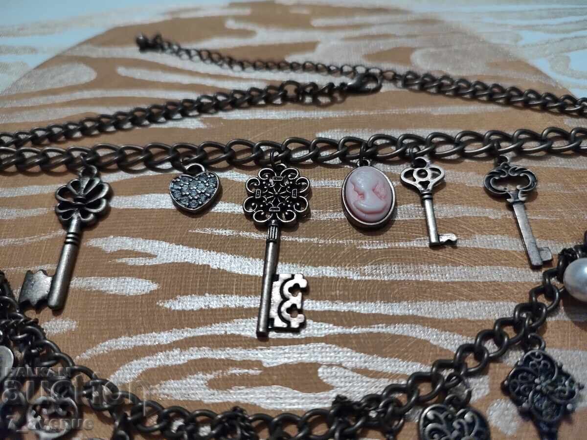 Necklace, stylish and charming with a gem/cameo, key, and more 30.03.2025 - 5