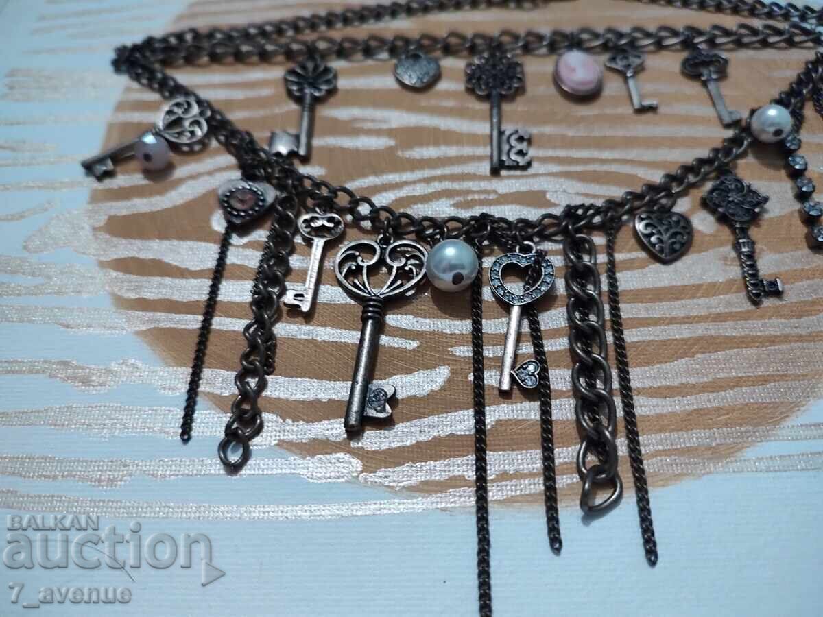 Necklace, stylish and charming with a gem/cameo, key, and more 30.03.2025 - 6