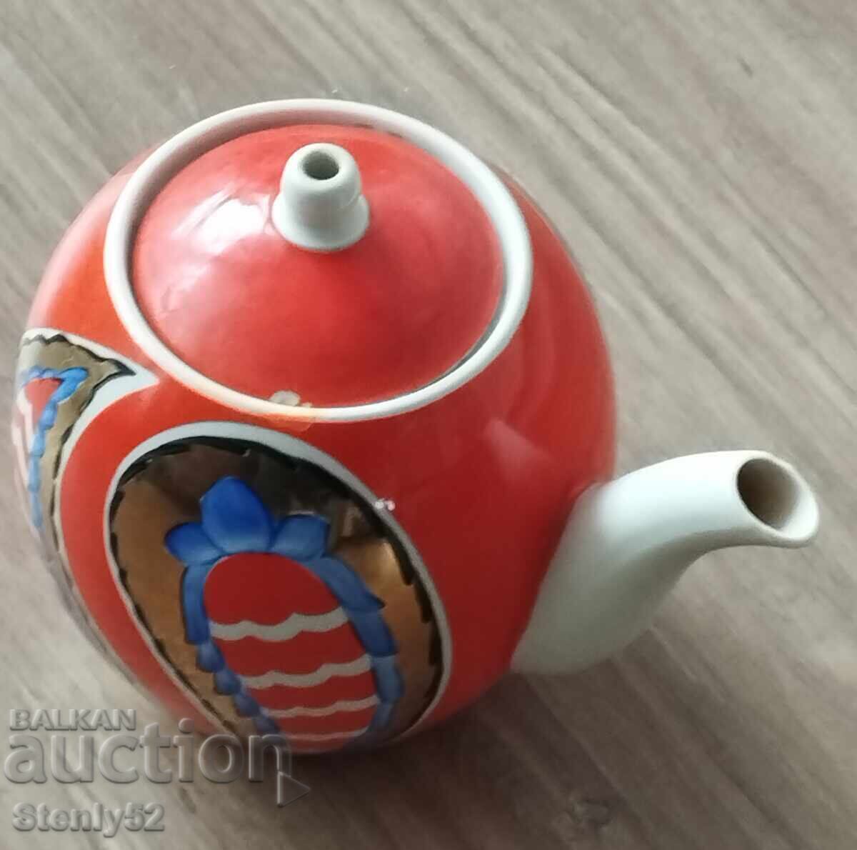 Ceainic porțelan gros vechi, URSS, cu multă aurire, fără toartă cu preț € 8.00 | 15.65 BGN