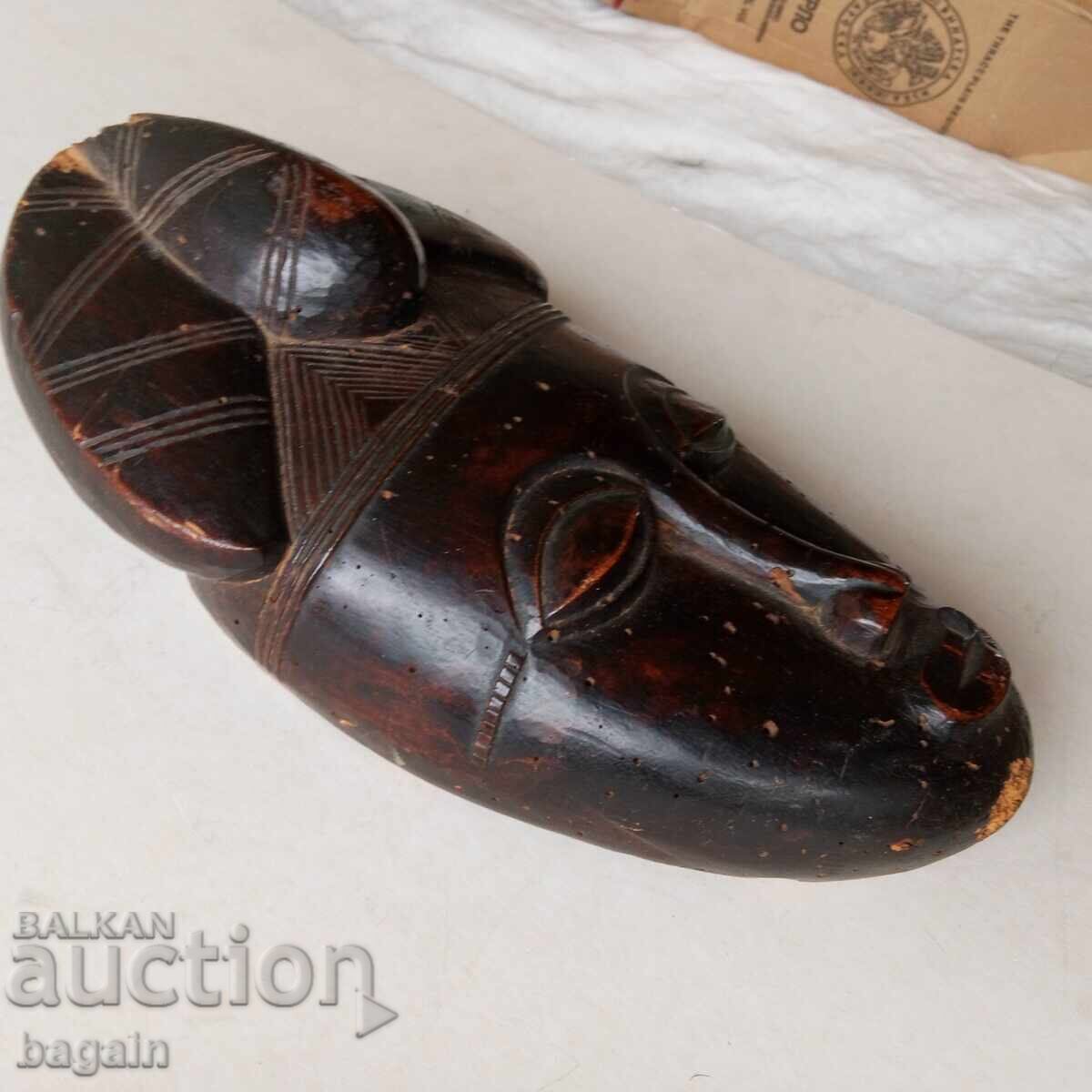 Masca africană veche cu preț € 50.00 | 97.79 BGN Masca africană veche cu preț € 50.00 | 97.79 BGN