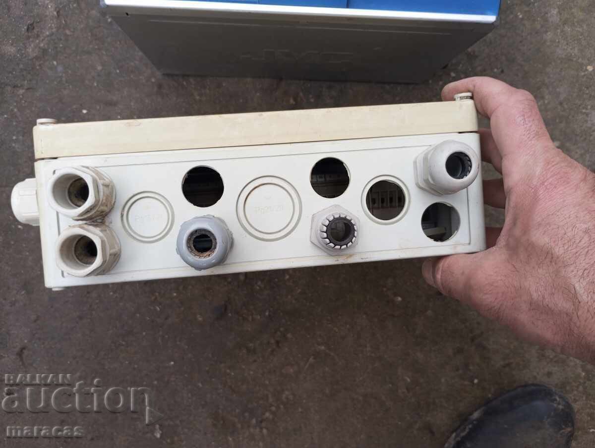 Разпределителна кабелна кутия и ,,SD чънджър с цена 54.00 лв. | € 27.61 Разпределителна кабелна кутия и ,,SD чънджър с цена 54.00 лв. | € 27.61