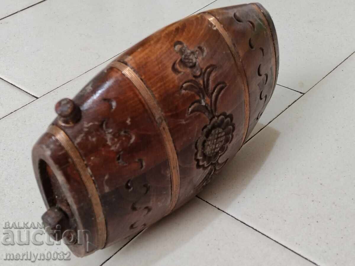 Veche sculptură în lemn de păun, butoiaș, butoi, ciubăr, cană cu preț 60.00 BGN | € 30.68 Veche sculptură în lemn de păun, butoiaș, butoi, ciubăr, cană cu preț 60.00 BGN | € 30.68