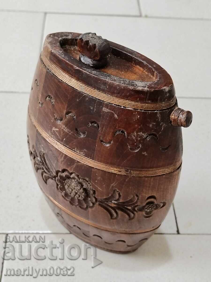 Licitație Veche sculptură în lemn de păun, butoiaș, butoi, ciubăr, cană Licitație Veche sculptură în lemn de păun, butoiaș, butoi, ciubăr, cană