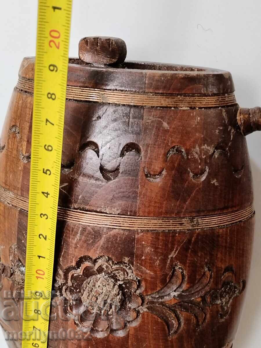 Livrarea Veche sculptură în lemn de păun, butoiaș, butoi, ciubăr, cană Livrarea Veche sculptură în lemn de păun, butoiaș, butoi, ciubăr, cană