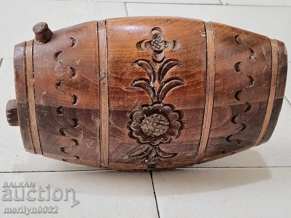 Veche sculptură în lemn de păun, butoiaș, butoi, ciubăr, cană - 5 Veche sculptură în lemn de păun, butoiaș, butoi, ciubăr, cană - 5