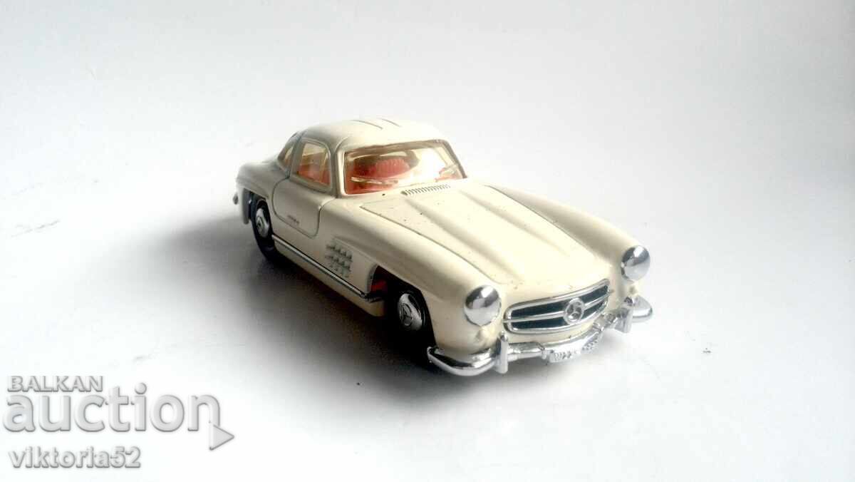 Mercedes-Benz 300 SL Coupé în crem Dinky DY-12 OVP 1:43 cu preț 15.00 BGN | € 7.67