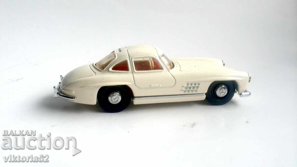 Licitație Mercedes-Benz 300 SL Coupé în crem Dinky DY-12 OVP 1:43