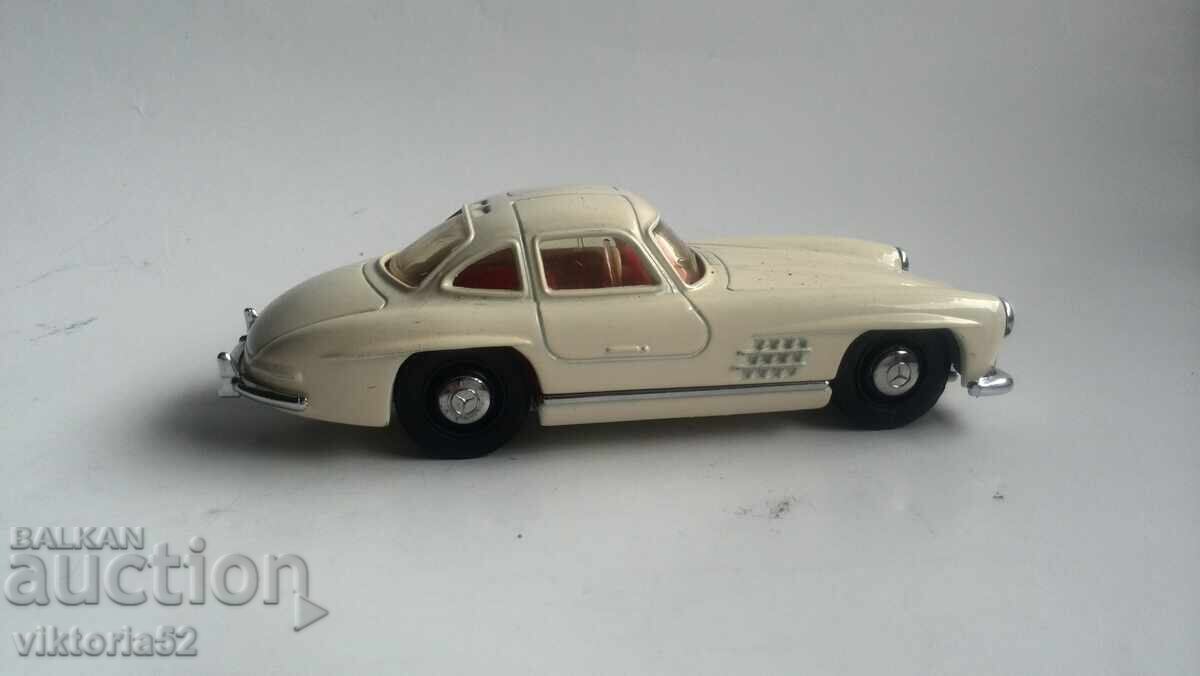 Livrarea Mercedes-Benz 300 SL Coupé în crem Dinky DY-12 OVP 1:43